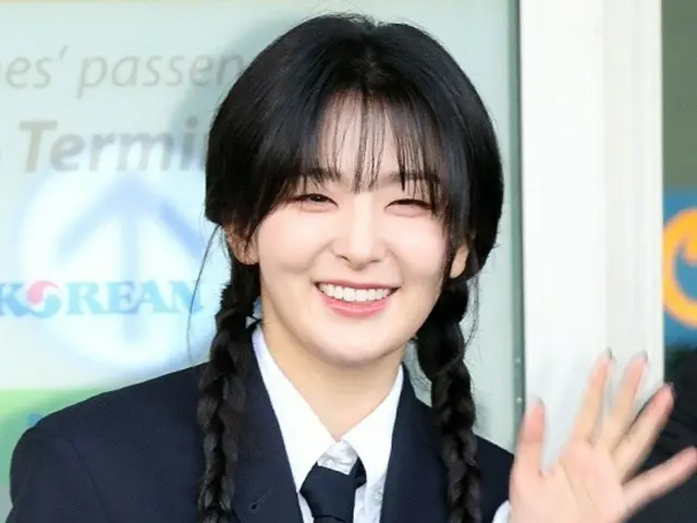 [Foto bandara] Seulgi "RedVelvet" berangkat ke New York untuk berpartisipasi dalam peragaan busana ~... Menyapa dengan senyum cerah