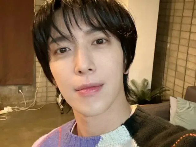 Jung Yong Hwa CNBLUE tampil menyegarkan dengan pakaian rajut kotak-kotak