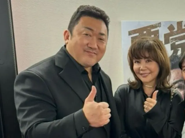 Natsumi Ogawa merilis dua gambar dengan Ma Dong Seok... "Kami diundang ke pratinjau pemutaran perdana dan pesta setelahnya."