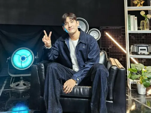 Changmin "TVXQ" menyapa penggemar dengan senyuman setelah pesta ulang tahun