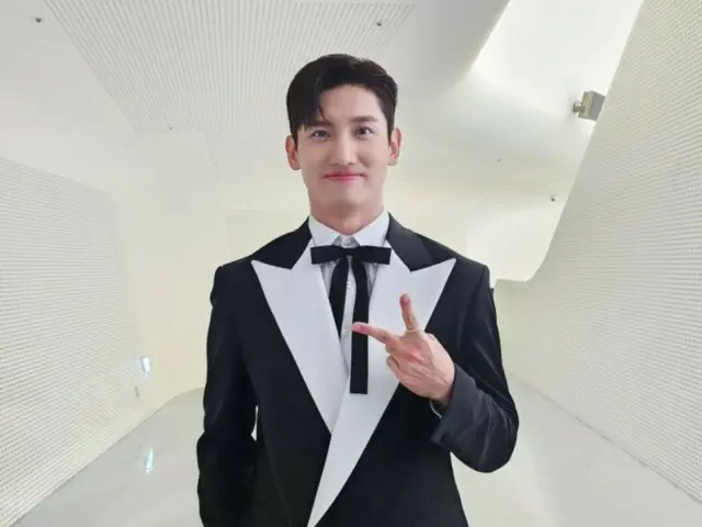 Changmin "TVXQ" berpose dalam balutan tuksedo keren sambil tersenyum lembut