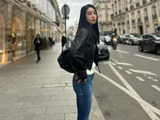 Status terbaru Lim JiYeon sedang bersenang-senang di Paris, Prancis...Song Hye Kyo juga menyukainya