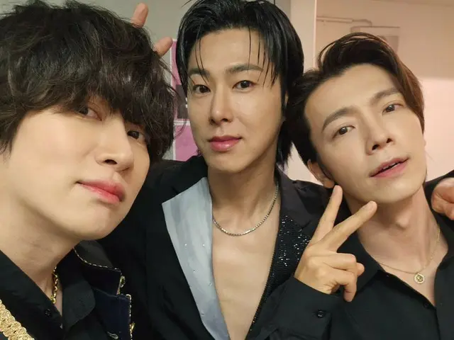 Heechul “SUPER JUNIOR” berpose dengan Yunho dan Donghae “TVXQ” setelah “SMTOWN LIVE”… “Show Me Your Love”