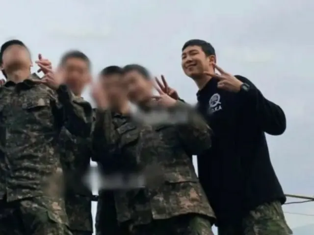 RM "BTS" mengungkapkan status terkininya selama dinas militer... pengambilan gambar grup yang bermartabat bersama rekan-rekannya