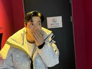 Siwon "SUPER JUNIOR" dengan gembira membentak di depan ruang ganti "LE SERAFIM"