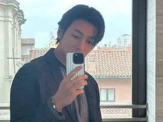 Aktor Ji Chang Wook mengambil selfie cermin dengan latar belakang jalanan Milan