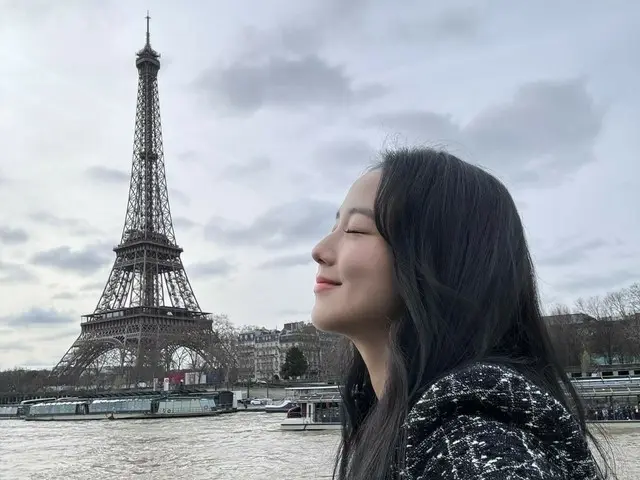 "BLACKPINK" Jisoo, dewi Paris dengan latar belakang Menara Eiffel