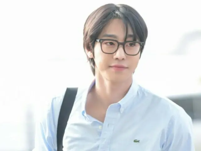 Ahn HyoSeop, contoh penampilan pacarnya dengan kemeja dan jeans