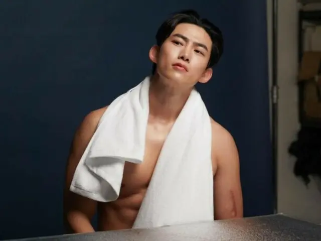 Tampilan belakang Taecyeon "2PM" juga seksi...Tubuhnya yang berotot terlihat