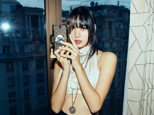 Lisa BLACKPINK menjadi inspirasi baru Louis Vuitton? ...Berpose dengan pakaian lengkap