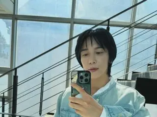 Jung Yong Hwa "CNBLUE" mengenakan tampilan denim-on-denim untuk pakaian musim semi yang menyegarkan...Dia juga memiliki gaya rambut lucu dengan poni ke bawah.