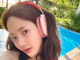 Aktris Park Min Young memakai headphone berwarna merah muda dan terlihat murni dan menyegarkan tanpa riasan.