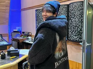 Jang Keun Suk mengenakan hoodie rubah hangat dan tersenyum manis