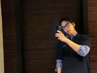 Jung Yong Hwa "CNBLUE" terlihat cerdas dengan kacamata hitamnya... Jun.K "2PM" juga berkomentar (dengan video)