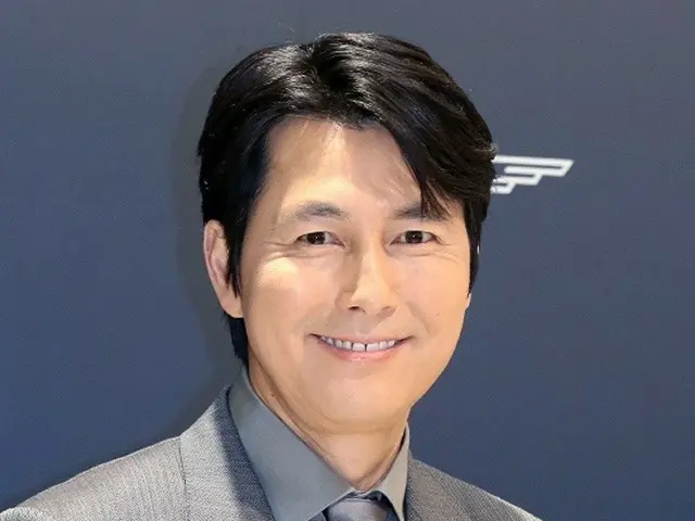 [Foto] Aktor Jung Woo Sung menghadiri acara peringatan pembukaan “Longines”…Senyum ramahnya membuatku gila