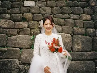Aktris Park Sin Hye tampil menawan dalam balutan gaun pengantin mini, sulit dipercaya bahwa ia adalah ibu satu anak.