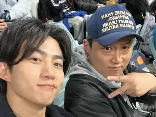Taecyeon 2PM menonton pertandingan Seoul Series LA Dodgers vs. SD Padres di MLB World Tour