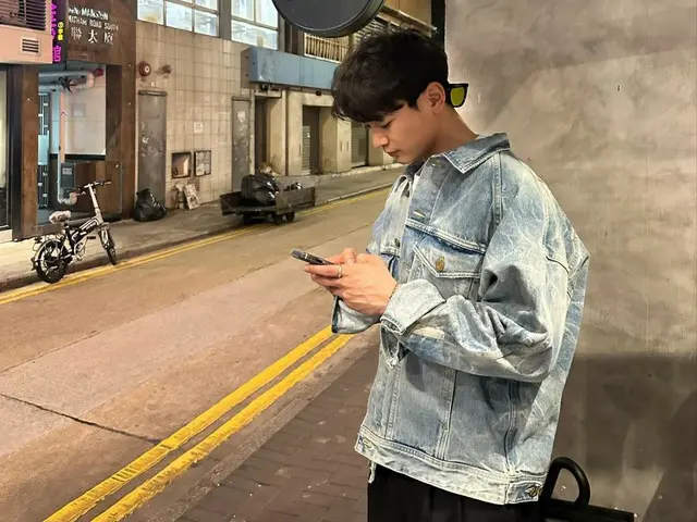 Minho SHINee berbagi kenangannya di Hong Kong...Penampilan pacar yang menawan dengan jaket denim