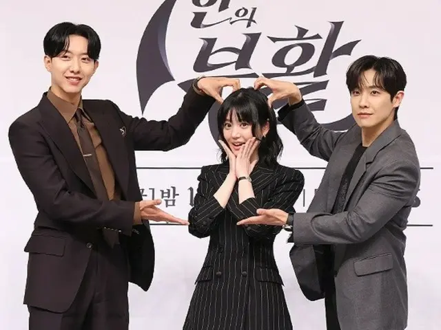 [Foto] Lee Jeong Shin (CNBLUE) & Lee Yu Bi & Lee Jun menghadiri presentasi produksi drama "Resurrection of the Seven"...Tiga orang yang lucu