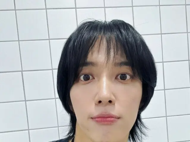 Jung Yong Hwa "CNBLUE" memikat penggemar dengan berbagai ekspresi wajahnya... "Lepaskan selfie"