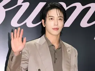 [Foto] "CNBLUE" Jung Yong Hwa menyapa dengan cara yang chic