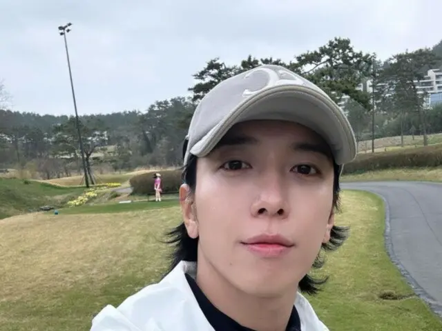 Jung Yong Hwa CNBLUE menunjukkan dirinya menikmati golf...Hongki (FTISLAND) & Jung HaeIn juga menyukainya