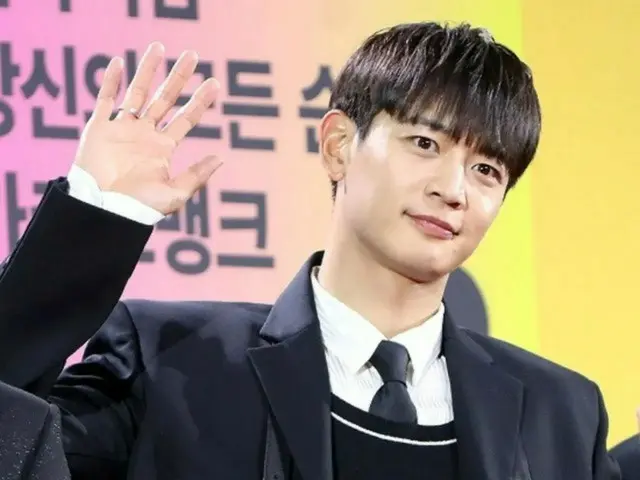 Minho "SHINee" bersorak untuk Chungbuk Cheongju FC, yang ayahnya adalah pelatih, dengan para pendukung!