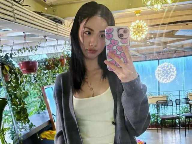 Nana (dari AFTERSCHOOL) merilis foto terbaru... Mata terfokus pada tato di décolletage-nya