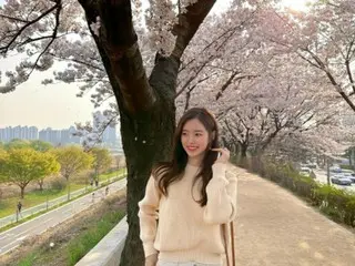 Aktor Jin Se Yeon, seorang dewi murni yang menikmati pemandangan bunga sakura... “Lebih indah dari bunga”