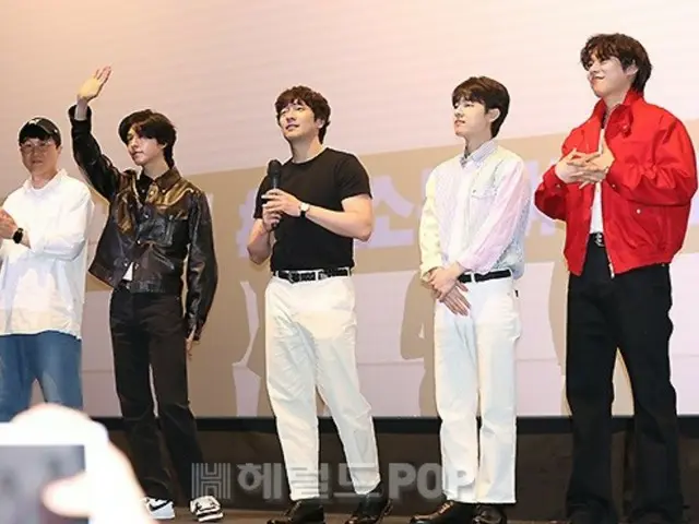 [Foto] Aktor Son Sukku, Kim Sung Cheol, dan lainnya berpartisipasi dalam sambutan panggung akhir film "Comment Squad"...Suasananya dipenuhi dengan penyesalan.