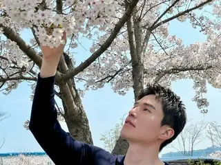 Visual tampan aktor Lee Dong Wook mekar penuh di bawah bunga sakura yang mekar penuh