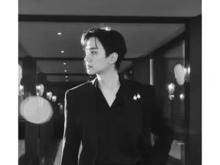 Junho "2PM" memancarkan pesona anggun dalam setelan jas hitam... Visual seorang bangsawan yang pasti akan membuat kalian kagum
