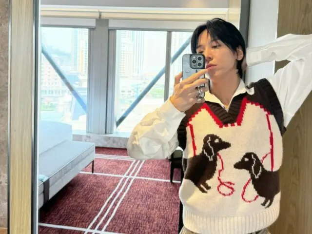 "CNBLUE" Jung Yong Hwa mengambil selfie cermin dengan rompi bermotif anjing...foto pacarnya yang paling hebat
