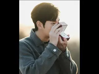 Aktor Kim Soo Hyun mengungkap cuplikan di balik layar dari drama "Queen of Tears"... Ia terlihat imut sambil memegang sebuah cincin.