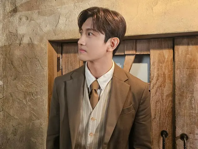 “TVXQ” Changmin merilis foto di balik layar dari pemotretan profilnya untuk musikal “Benjamin Button”… “Benjamin sendiri”