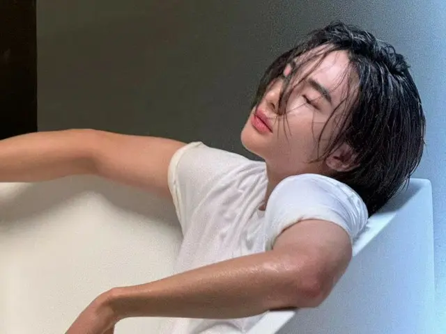 "Stray Kids" Hyunjin merilis foto keren dirinya sedang berendam di bak mandi dengan rambut basah