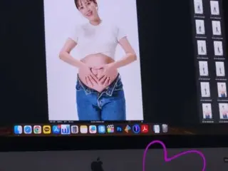 Ayumi (ICONIQ) mengambil foto maternity bersama suaminya... perutnya yang sedang hamil terlihat melalui cropped T-shirt-nya