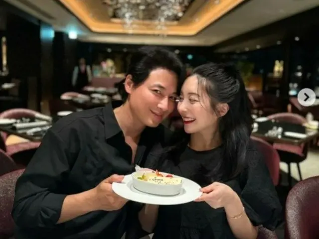 Lee Ji Hoon♥ Ayane merayakan ulang tahun pernikahannya di sebuah hotel... Cinta semakin meledak setelah kehamilan