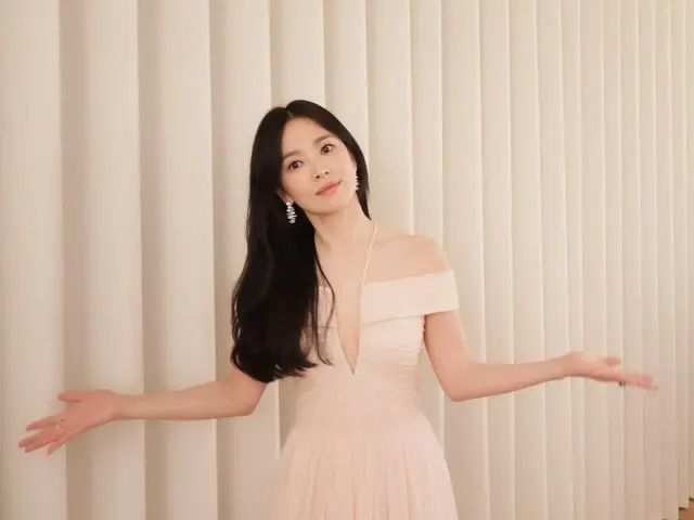 Aktris Song Hye Kyo memamerkan kecantikan dewinya dalam balutan gaun berwarna pink muda