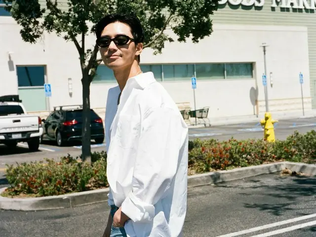 Aktor Park Seo Jun tampil segar dalam balutan kemeja putih dan celana denim