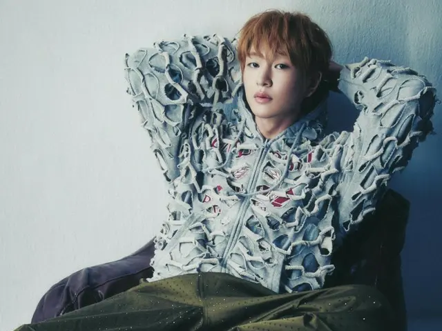 Onew "SHINee" merilis gravure pra-rilis untuk majalah fashion...hip & keren