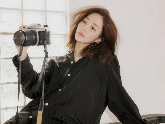 Aktris Park Min Young terlihat mandiri dengan kamera