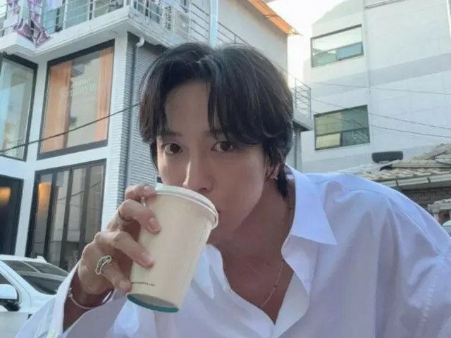 "CNBLUE" Jung Yong Hwa, kesejukan tak terbatas yang membuatmu terlihat seperti sebuah foto hanya dengan meminum minuman