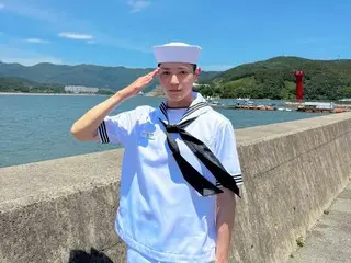 Taeyeon "NCT" merilis foto dari upacara wisuda angkatan lautnya...Pelaut yang lucu