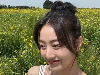 Jihyo "TWICE" memancarkan pesona menyegarkan di ladang bunga pemerkosaan