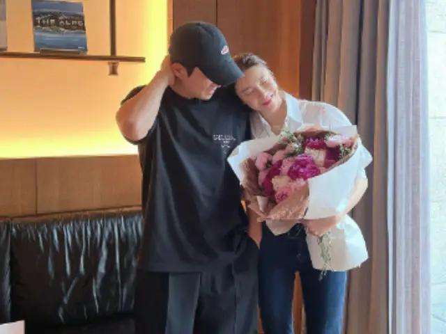 “Ulang tahun pernikahan ke-7” Cha Ye Ryun tergerak oleh hadiah bunga… “Tsundere♥Joo SangWook aku mencintaimu”
