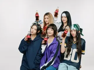 “NewJeans” merilis video penampilan untuk “How Sweet” sebagai bagian dari sesi Coke STUDIO