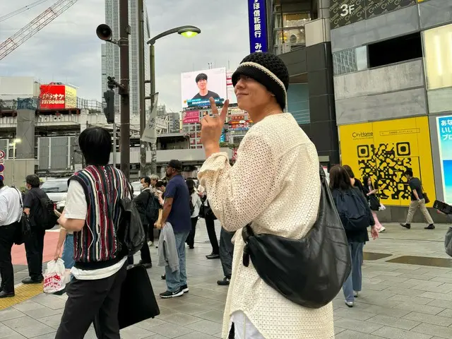 Aktor Chae Jong Hyeop mengambil foto dirinya dengan papan buletin elektronik di Shibuya... “Ini aku.”