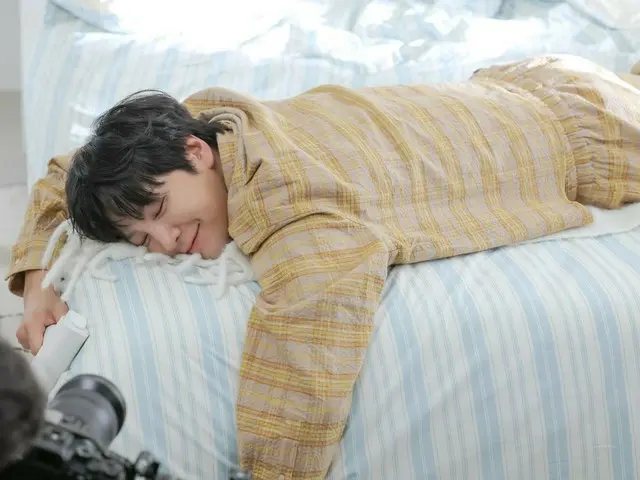 Jang Keun Suk berada di tempat tidur dengan mengenakan piyama dengan ekspresi imut... “Mesin pembuat foto pacar”