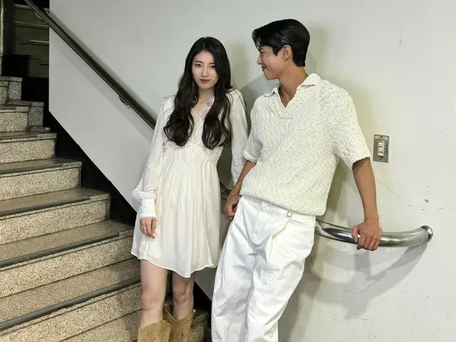 Aktor Park BoGum secara langsung merilis dua foto dengan Suzy...tampilan manis